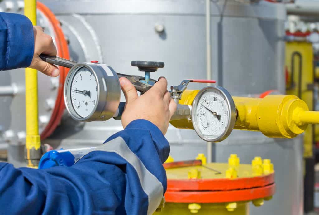 Técnico de Veset operando manómetros en instalación industrial